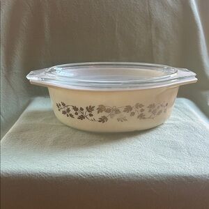 Pyrex Vintage casserole dish 1.5 pint acorn, gold leaf pattern with lid veuc
